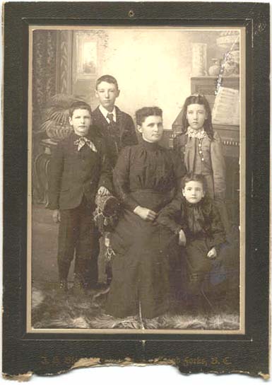 Mary Catherine Rainwater Pettijohn and children
